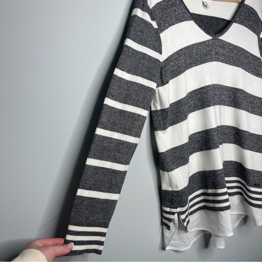 Calvin Klein Striped V-Neck Sweater (Medium) - Picture 4 of 7
